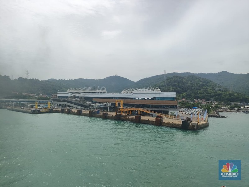 Suasana dermaga eksekutif di Pelabuhan Merak, Banten, Sabtu (6/4/2024). (CNBC Indonesia/Sefti Oktaranisa).