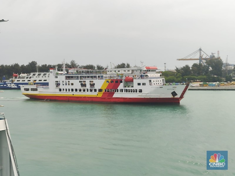 Suasana dermaga eksekutif di Pelabuhan Merak, Banten, Sabtu (6/4/2024). (CNBC Indonesia/Sefti Oktaranisa).