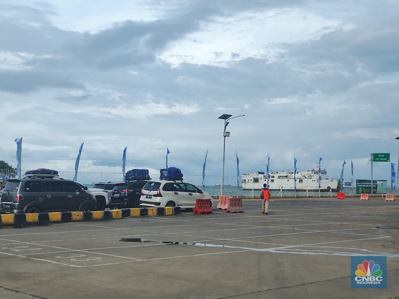 Situasi Terkini Kendaraan di Pelabuhan Merak Banten, Mobil-Mobil Antre Panjang. (CNBC Indonesia/Sefti Oktaranisa). Situasi Terkini Kendaraan di Pelabuhan Merak Banten, Mobil-Mobil Antre Panjang. (CNBC Indonesia/Sefti Oktaranisa).