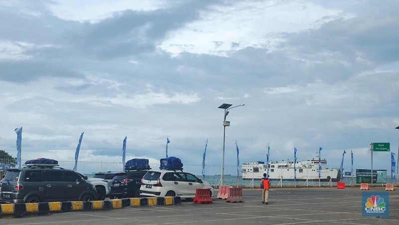 Situasi Terkini Kendaraan di Pelabuhan Merak Banten, Mobil-Mobil Antre Panjang. (վ/Sefti Oktaranisa).