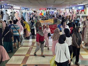 Siasat Clara Beli Baju Lebaran di Tanah Abang Hari Ini demi Dapat Diskon