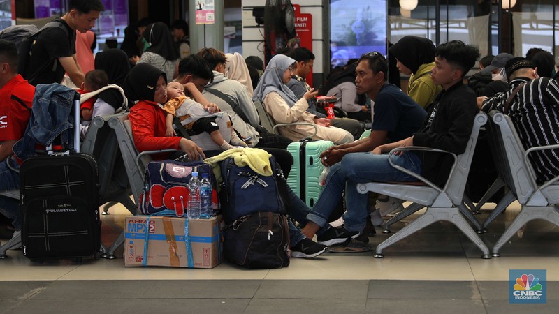 Suasana saat H-4 Lebararan di Stasiun Pasar Senen, Jakarta, Sabtu, (6/4/2024). (CNBC Indonesia/Muhammad Sabki)