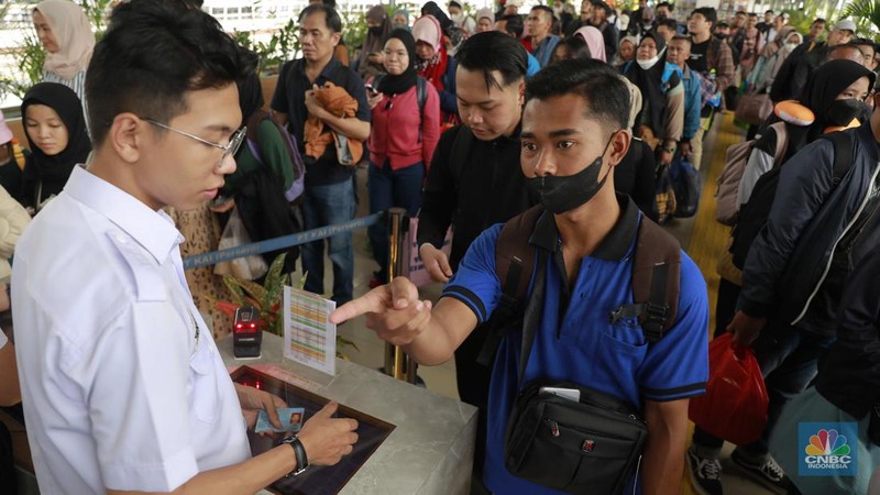 Suasana saat H-4 Lebararan di Stasiun Pasar Senen, Jakarta, Sabtu, (6/4/2024). (CNBC Indonesia/Muhammad Sabki)