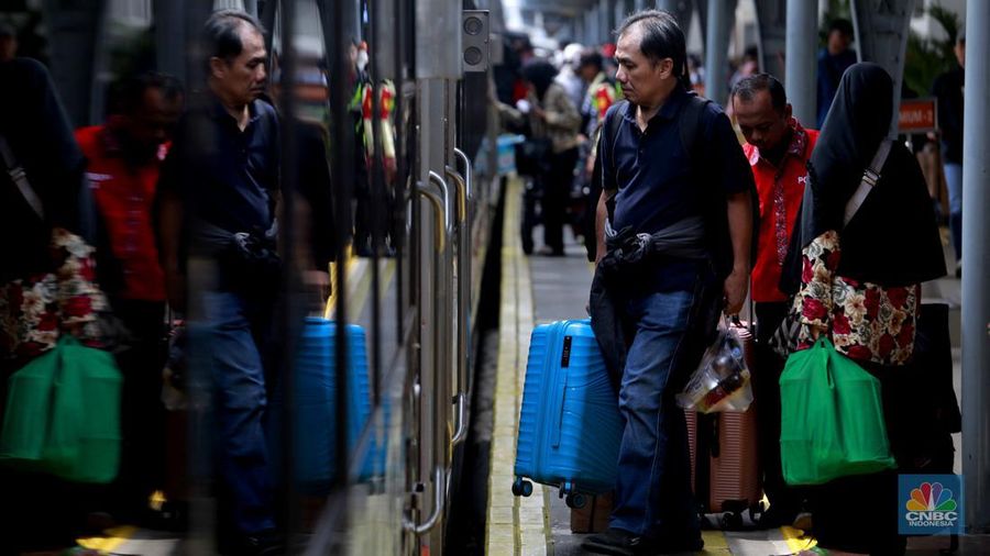Suasana saat H-4 Lebararan di Stasiun Pasar Senen, Jakarta, Sabtu, (6/4/2024). (²©²ÊÍøÕ¾/Muhammad Sabki)
