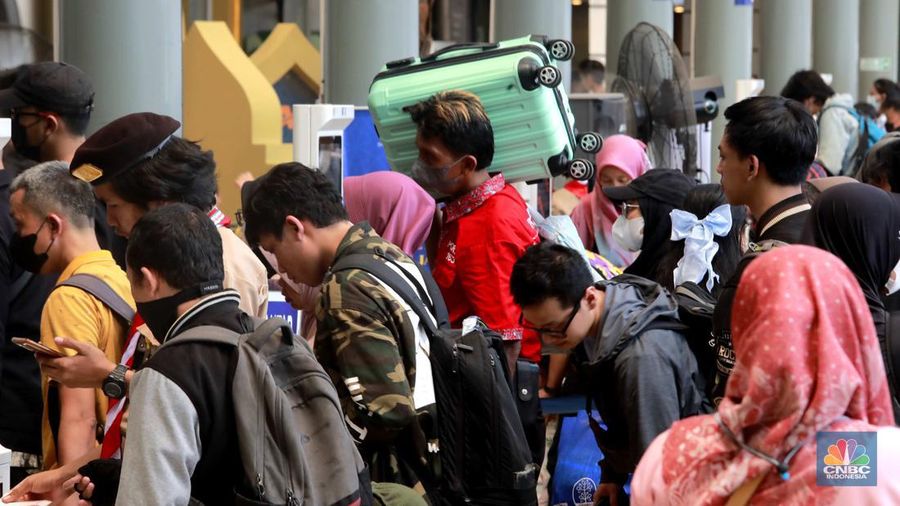 Suasana saat H-4 Lebararan di Stasiun Pasar Senen, Jakarta, Sabtu, (6/4/2024). (CNBC Indonesia/Muhammad Sabki)