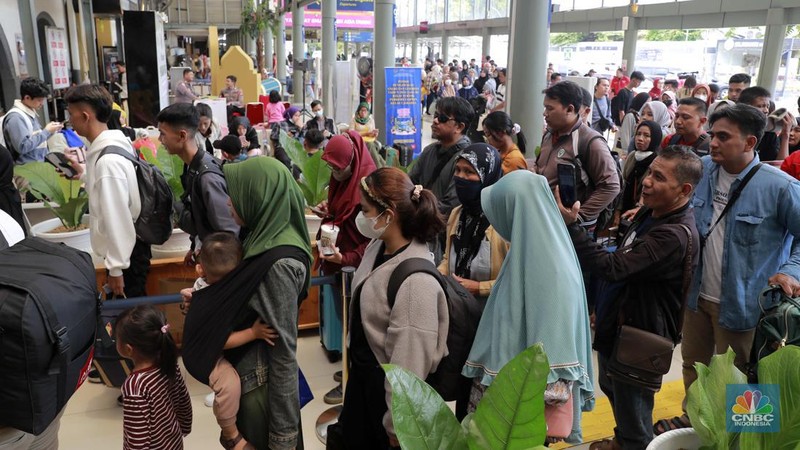 Suasana saat H-4 Lebararan di Stasiun Pasar Senen, Jakarta, Sabtu, (6/4/2024). (CNBC Indonesia/Muhammad Sabki)