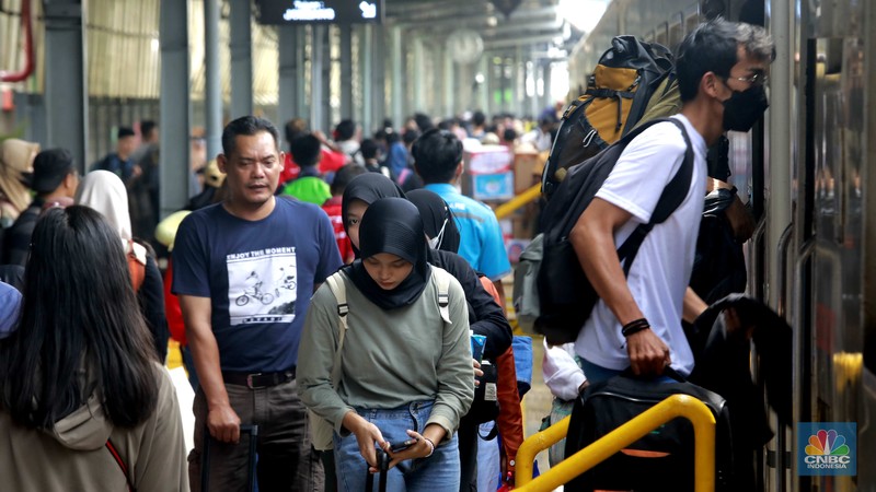 Suasana saat H-4 Lebararan di Stasiun Pasar Senen, Jakarta, Sabtu, (6/4/2024). (CNBC Indonesia/Muhammad Sabki)
