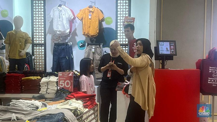Transmart Full Day Sale, Sabtu (6/4/2024). (CNBC Indonesia/Lynda Hasibuan)
