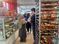 Emak-Emak Berburu Kue Lebaran Diskon di Transmart, Murah Meriah!