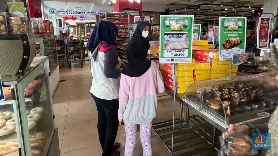 Transmart Full Day Sale, Sabtu (6/4/2024). (CNBC Indonesia/Lynda Hasibuan)