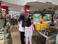 Ibu-Ibu Beli Sembako Murah Jelang Lebaran di Transmart, Banjir Diskon!