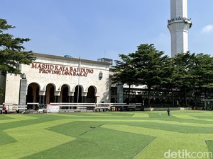 Rekomendasi 15 Tempat Wisata Dekat Alun-alun Bandung