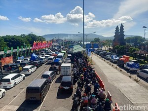 Antre Berjam-jam Menuju Pelabuhan Gilimanuk, Pemudik Ketiduran Saat Nyopir