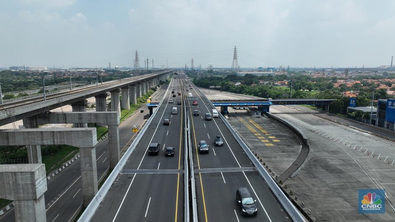 Foto udara kendaraan melintas di jalan tol Layang Sheikh Mohammed Bin Zayed (MBZ) km 29 Jakarta - Cikampek, Cikarang, Jawa Barat, Minggu (7/4/2024). (CNBC Indonesia/Tri Susilo)