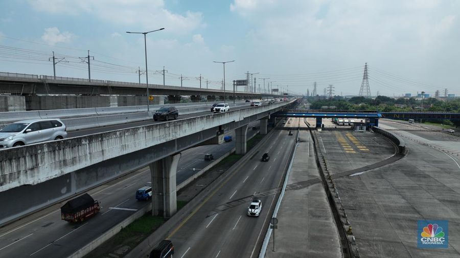 Foto udara kendaraan melintas di jalan tol Layang Sheikh Mohammed Bin Zayed (MBZ) km 29 Jakarta - Cikampek, Cikarang, Jawa Barat, Minggu (7/4/2024). (CNBC Indonesia/Tri Susilo)