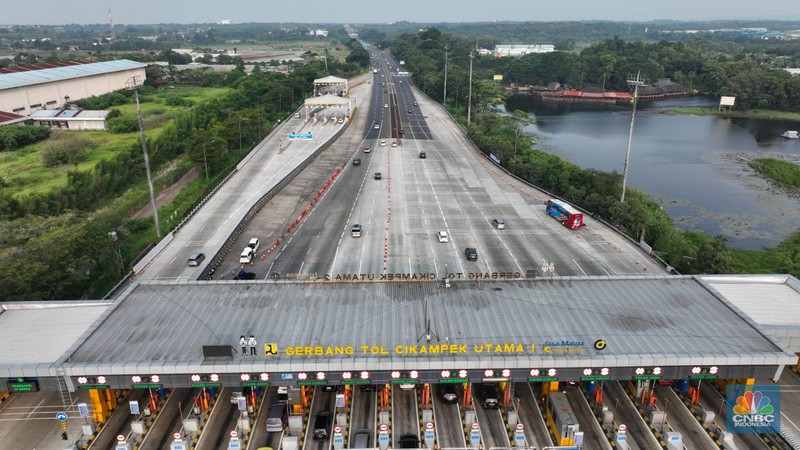 Foto udara menjukkan lalu lintas di Gerbang Tol (GT) Cikampek Utama (Cikatama), Jawa Barat terpantau ramai lancar, Minggu siang (7/4/2024). (CNBC Indonesia/Tri Susilo)