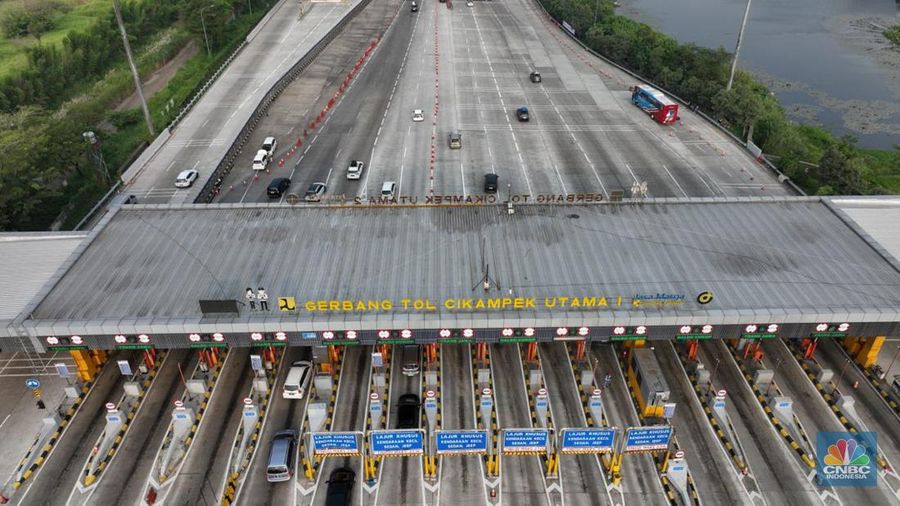 Foto udara menjukkan lalu lintas di Gerbang Tol (GT) Cikampek Utama (Cikatama), Jawa Barat terpantau ramai lancar, Minggu siang (7/4/2024). (CNBC Indonesia/Tri Susilo)