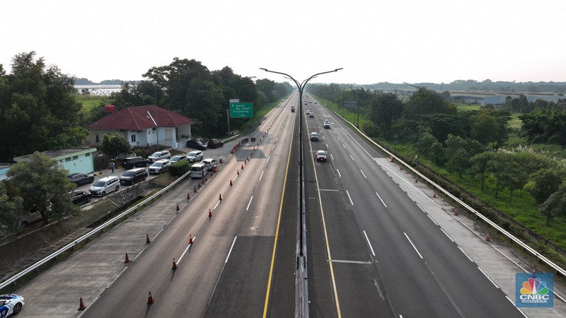 Foto udara menjukkan lalu lintas di Gerbang Tol (GT) Cikampek Utama (Cikatama), Jawa Barat terpantau ramai lancar, Minggu siang (7/4/2024). (CNBC Indonesia/Tri Susilo)