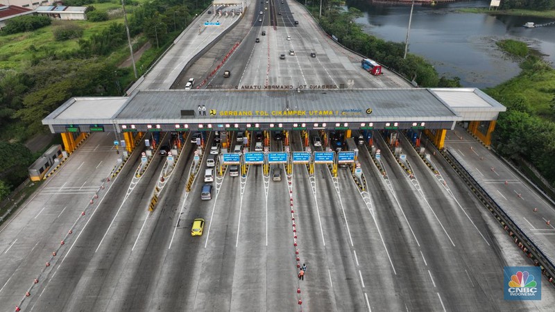 Foto udara menjukkan lalu lintas di Gerbang Tol (GT) Cikampek Utama (Cikatama), Jawa Barat terpantau ramai lancar, Minggu siang (7/4/2024). (CNBC Indonesia/Tri Susilo)