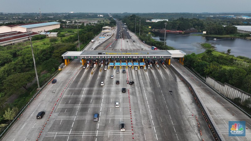 Foto udara menjukkan lalu lintas di Gerbang Tol (GT) Cikampek Utama (Cikatama), Jawa Barat terpantau ramai lancar, Minggu siang (7/4/2024). (CNBC Indonesia/Tri Susilo)