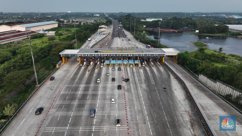 Foto udara menjukkan lalu lintas di Gerbang Tol (GT) Cikampek Utama (Cikatama), Jawa Barat terpantau ramai lancar, Minggu siang (7/4/2024). (CNBC Indonesia/Tri Susilo)