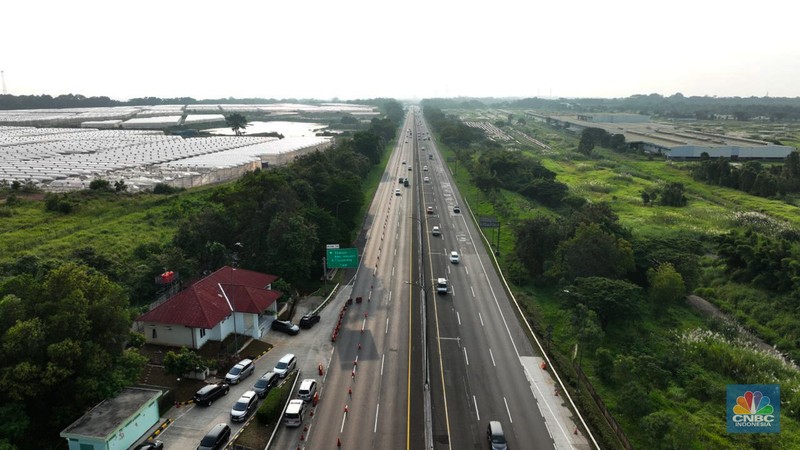 Foto udara menjukkan lalu lintas di Gerbang Tol (GT) Cikampek Utama (Cikatama), Jawa Barat terpantau ramai lancar, Minggu siang (7/4/2024). (CNBC Indonesia/Tri Susilo) Foto udara menjukkan lalu lintas di Gerbang Tol (GT) Cikampek Utama (Cikatama), Jawa Barat terpantau ramai lancar, Minggu siang (7/4/2024). (CNBC Indonesia/Tri Susilo)