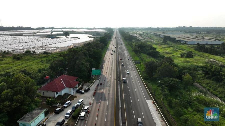 Foto udara menjukkan lalu lintas di Gerbang Tol (GT) Cikampek Utama (Cikatama), Jawa Barat terpantau ramai lancar, Minggu siang (7/4/2024). (CNBC Indonesia/Tri Susilo)