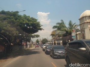 Jalur Arteri Arah Pelabuhan Merak Mengular 3 Km Imbas Macet Panjang di Tol
