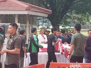 Jokowi Kembali Bagikan Sembako di Istana Bogor, Warga Bahagia