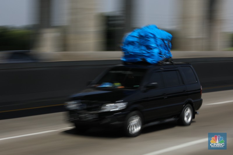 Foto udara kendaraan melintas di jalan tol Layang Sheikh Mohammed Bin Zayed (MBZ) km 29 Jakarta - Cikampek, Cikarang, Jawa Barat, Minggu (7/4/2024). (CNBC Indonesia/Tri Susilo) Foto udara kendaraan melintas di jalan tol Layang Sheikh Mohammed Bin Zayed (MBZ) km 29 Jakarta - Cikampek, Cikarang, Jawa Barat, Minggu (7/4/2024). (CNBC Indonesia/Tri Susilo)