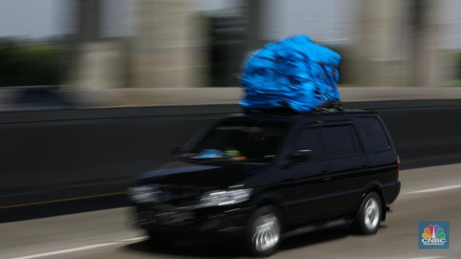 Foto udara kendaraan melintas di jalan tol Layang Sheikh Mohammed Bin Zayed (MBZ) km 29 Jakarta - Cikampek, Cikarang, Jawa Barat, Minggu (7/4/2024). (CNBC Indonesia/Tri Susilo)