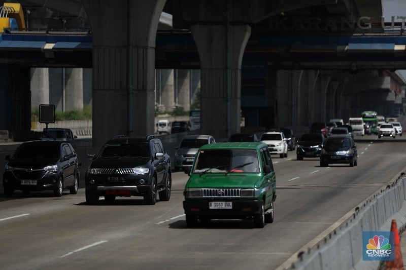 Foto udara kendaraan melintas di jalan tol Layang Sheikh Mohammed Bin Zayed (MBZ) km 29 Jakarta - Cikampek, Cikarang, Jawa Barat, Minggu (7/4/2024). (CNBC Indonesia/Tri Susilo) Foto udara kendaraan melintas di jalan tol Layang Sheikh Mohammed Bin Zayed (MBZ) km 29 Jakarta - Cikampek, Cikarang, Jawa Barat, Minggu (7/4/2024). (CNBC Indonesia/Tri Susilo)