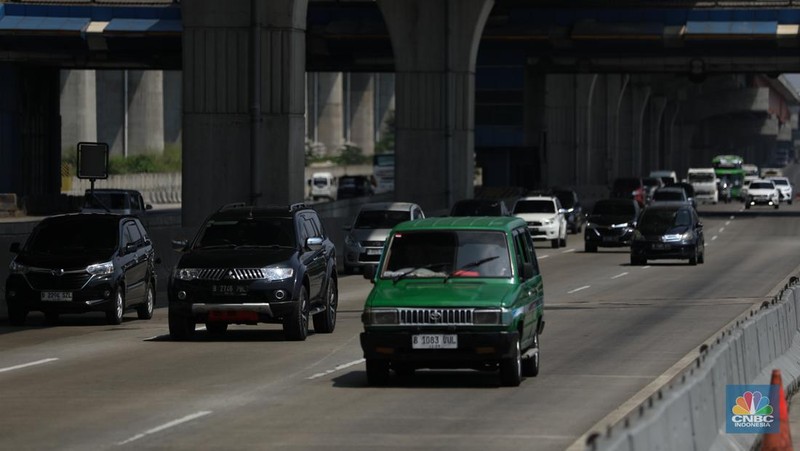 Foto udara kendaraan melintas di jalan tol Layang Sheikh Mohammed Bin Zayed (MBZ) km 29 Jakarta - Cikampek, Cikarang, Jawa Barat, Minggu (7/4/2024). (CNBC Indonesia/Tri Susilo)