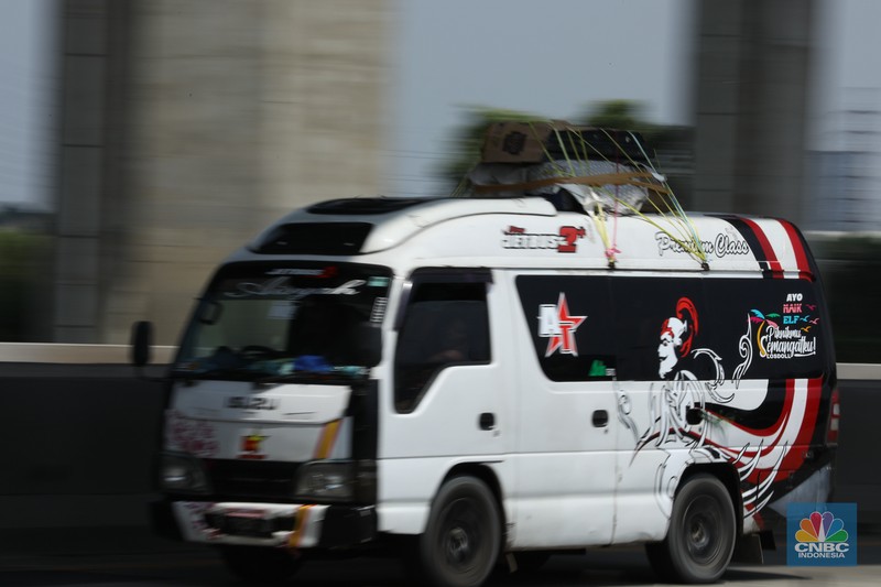 Foto udara kendaraan melintas di jalan tol Layang Sheikh Mohammed Bin Zayed (MBZ) km 29 Jakarta - Cikampek, Cikarang, Jawa Barat, Minggu (7/4/2024). (CNBC Indonesia/Tri Susilo) Foto udara kendaraan melintas di jalan tol Layang Sheikh Mohammed Bin Zayed (MBZ) km 29 Jakarta - Cikampek, Cikarang, Jawa Barat, Minggu (7/4/2024). (CNBC Indonesia/Tri Susilo)
