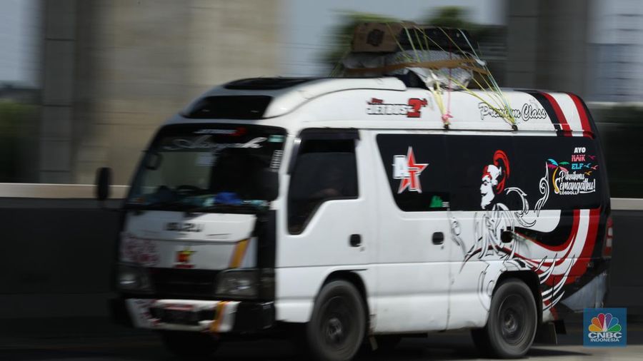Foto udara kendaraan melintas di jalan tol Layang Sheikh Mohammed Bin Zayed (MBZ) km 29 Jakarta - Cikampek, Cikarang, Jawa Barat, Minggu (7/4/2024). (CNBC Indonesia/Tri Susilo)