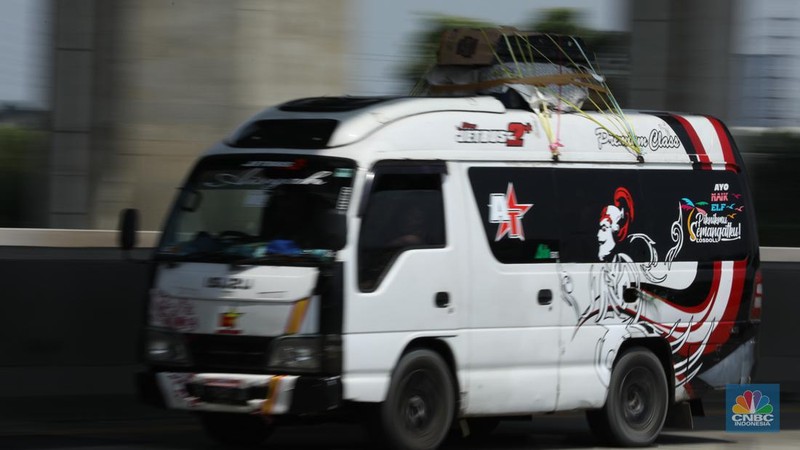 Foto udara kendaraan melintas di jalan tol Layang Sheikh Mohammed Bin Zayed (MBZ) km 29 Jakarta - Cikampek, Cikarang, Jawa Barat, Minggu (7/4/2024). (CNBC Indonesia/Tri Susilo)