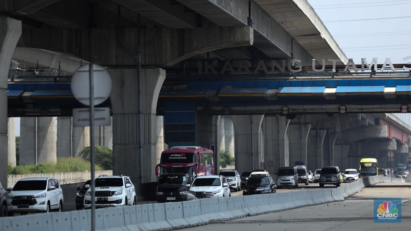 Foto udara kendaraan melintas di jalan tol Layang Sheikh Mohammed Bin Zayed (MBZ) km 29 Jakarta - Cikampek, Cikarang, Jawa Barat, Minggu (7/4/2024). (CNBC Indonesia/Tri Susilo) Foto udara kendaraan melintas di jalan tol Layang Sheikh Mohammed Bin Zayed (MBZ) km 29 Jakarta - Cikampek, Cikarang, Jawa Barat, Minggu (7/4/2024). (CNBC Indonesia/Tri Susilo)