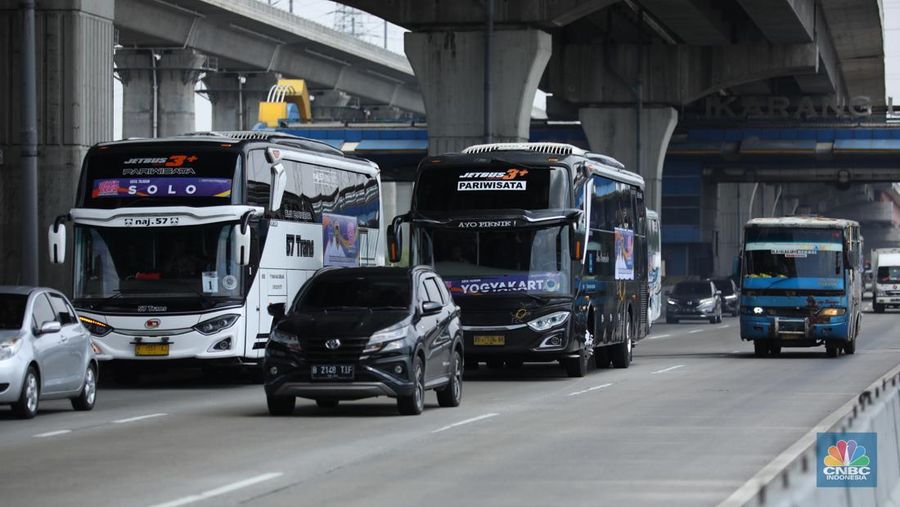 Kendaraan melintas di jalan tol Layang Sheikh Mohammed Bin Zayed (MBZ) km 29 Jakarta - Cikampek, Cikarang, Jawa Barat, Minggu (7/4/2024). (CNBC Indonesia/Tri Susilo)