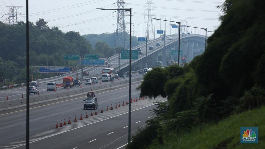 Kendaraan melintas di jalan tol Layang Sheikh Mohammed Bin Zayed (MBZ) km 29 Jakarta - Cikampek, Cikarang, Jawa Barat, Minggu (7/4/2024). (CNBC Indonesia/Tri Susilo)