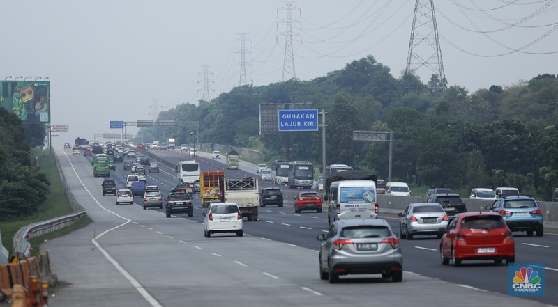 Foto udara kendaraan melintas di jalan tol Layang Sheikh Mohammed Bin Zayed (MBZ) km 29 Jakarta - Cikampek, Cikarang, Jawa Barat, Minggu (7/4/2024). (CNBC Indonesia/Tri Susilo) Foto udara kendaraan melintas di jalan tol Layang Sheikh Mohammed Bin Zayed (MBZ) km 29 Jakarta - Cikampek, Cikarang, Jawa Barat, Minggu (7/4/2024). (CNBC Indonesia/Tri Susilo)