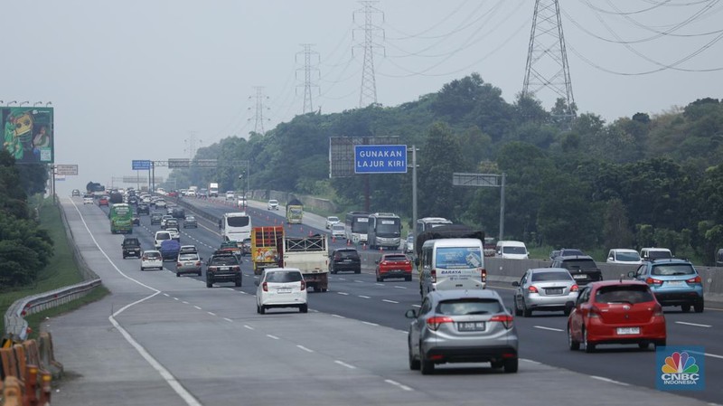 Foto udara kendaraan melintas di jalan tol Layang Sheikh Mohammed Bin Zayed (MBZ) km 29 Jakarta - Cikampek, Cikarang, Jawa Barat, Minggu (7/4/2024). (CNBC Indonesia/Tri Susilo)