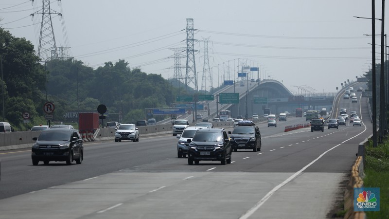 Foto udara kendaraan melintas di jalan tol Layang Sheikh Mohammed Bin Zayed (MBZ) km 29 Jakarta - Cikampek, Cikarang, Jawa Barat, Minggu (7/4/2024). (CNBC Indonesia/Tri Susilo) Foto udara kendaraan melintas di jalan tol Layang Sheikh Mohammed Bin Zayed (MBZ) km 29 Jakarta - Cikampek, Cikarang, Jawa Barat, Minggu (7/4/2024). (CNBC Indonesia/Tri Susilo)