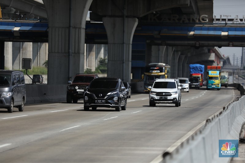 Foto udara kendaraan melintas di jalan tol Layang Sheikh Mohammed Bin Zayed (MBZ) km 29 Jakarta - Cikampek, Cikarang, Jawa Barat, Minggu (7/4/2024). (CNBC Indonesia/Tri Susilo) Foto udara kendaraan melintas di jalan tol Layang Sheikh Mohammed Bin Zayed (MBZ) km 29 Jakarta - Cikampek, Cikarang, Jawa Barat, Minggu (7/4/2024). (CNBC Indonesia/Tri Susilo)