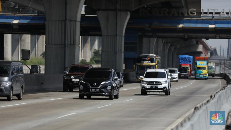 Foto udara kendaraan melintas di jalan tol Layang Sheikh Mohammed Bin Zayed (MBZ) km 29 Jakarta - Cikampek, Cikarang, Jawa Barat, Minggu (7/4/2024). (CNBC Indonesia/Tri Susilo)