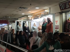 Cerita Warga Serang Kunjungi Pasar Tanah Abang Sejak Pagi Berburu Baju Shimmer