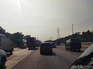 Arus Mudik di Tol Jakarta-Cikampek Lancar Pagi Ini