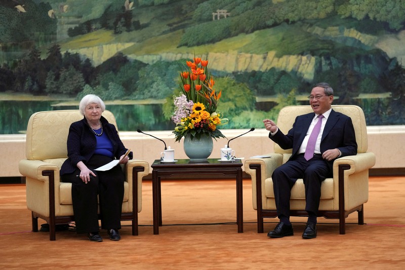 Menteri Keuangan Amerika Serikat, Janet Yellen bertemu dengan Perdana Menteri (PM) China Li Qiang di Beijing, China, Minggu (7/4/2024). (Tatan Syuflana/Pool via REUTERS)