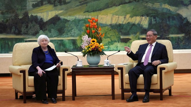 Menteri Keuangan Amerika Serikat, Janet Yellen bertemu dengan Perdana Menteri (PM) China Li Qiang di Beijing, China, Minggu (7/4/2024). (Tatan Syuflana/Pool via REUTERS)