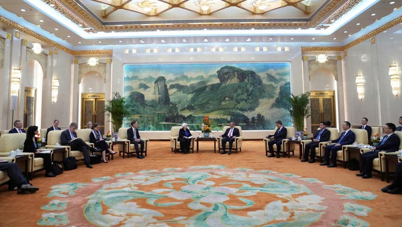 Menteri Keuangan Amerika Serikat, Janet Yellen bertemu dengan Perdana Menteri (PM) China Li Qiang di Beijing, China, Minggu (7/4/2024). (Tatan Syuflana/Pool via REUTERS)