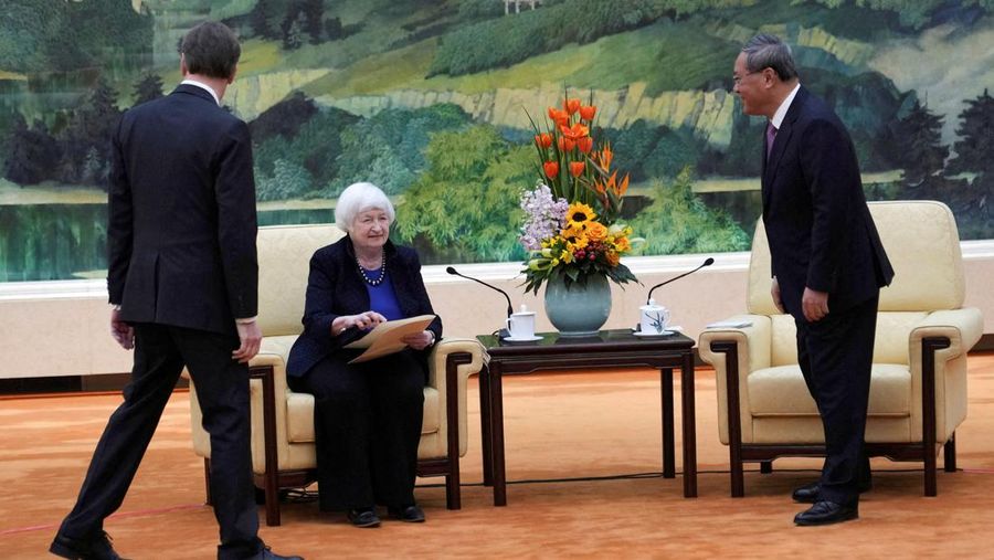 Menteri Keuangan Amerika Serikat, Janet Yellen bertemu dengan Perdana Menteri (PM) China Li Qiang di Beijing, China, Minggu (7/4/2024). (Tatan Syuflana/Pool via REUTERS)
